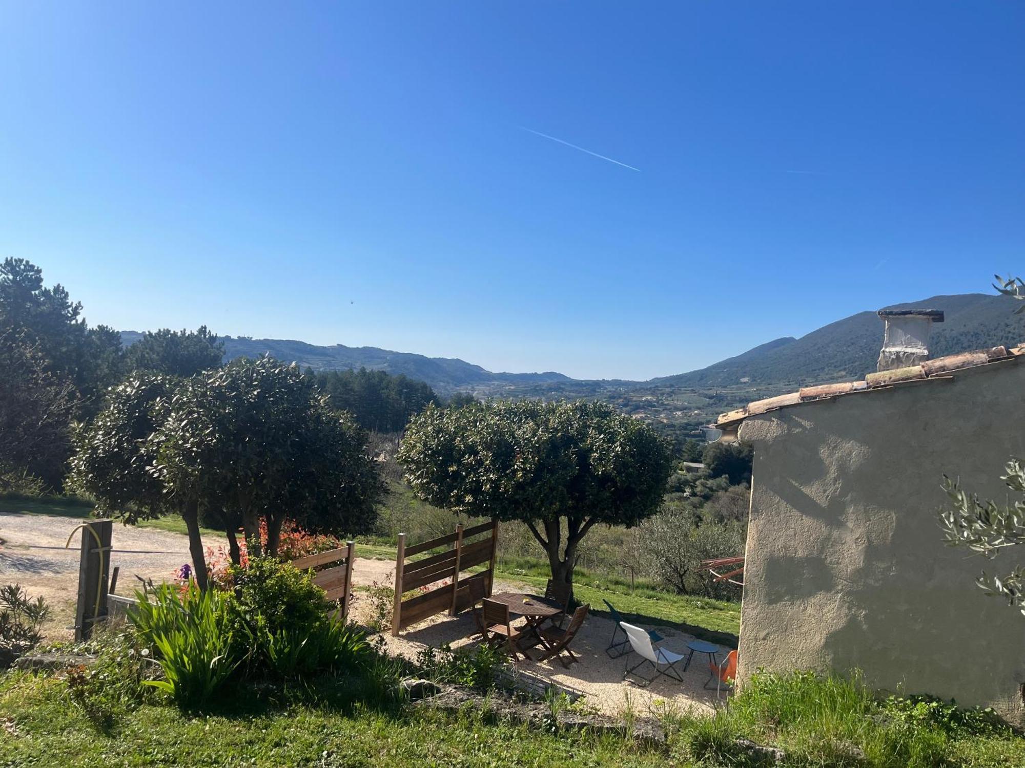 Cabanon Entoure De Montagnes Et D'Oliviers Villa Nyons Exterior photo